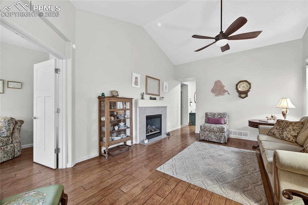 Image 21 of 43: Bedroom