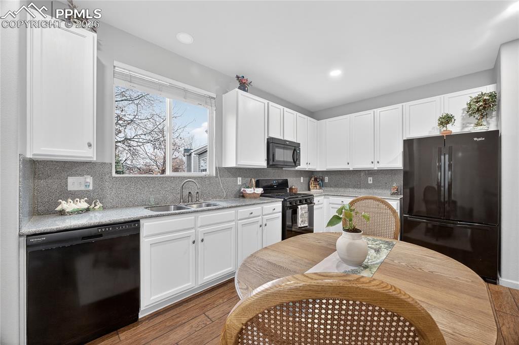 Image 25 of 43: Kitchen