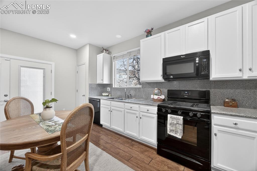 Image 26 of 43: Kitchen