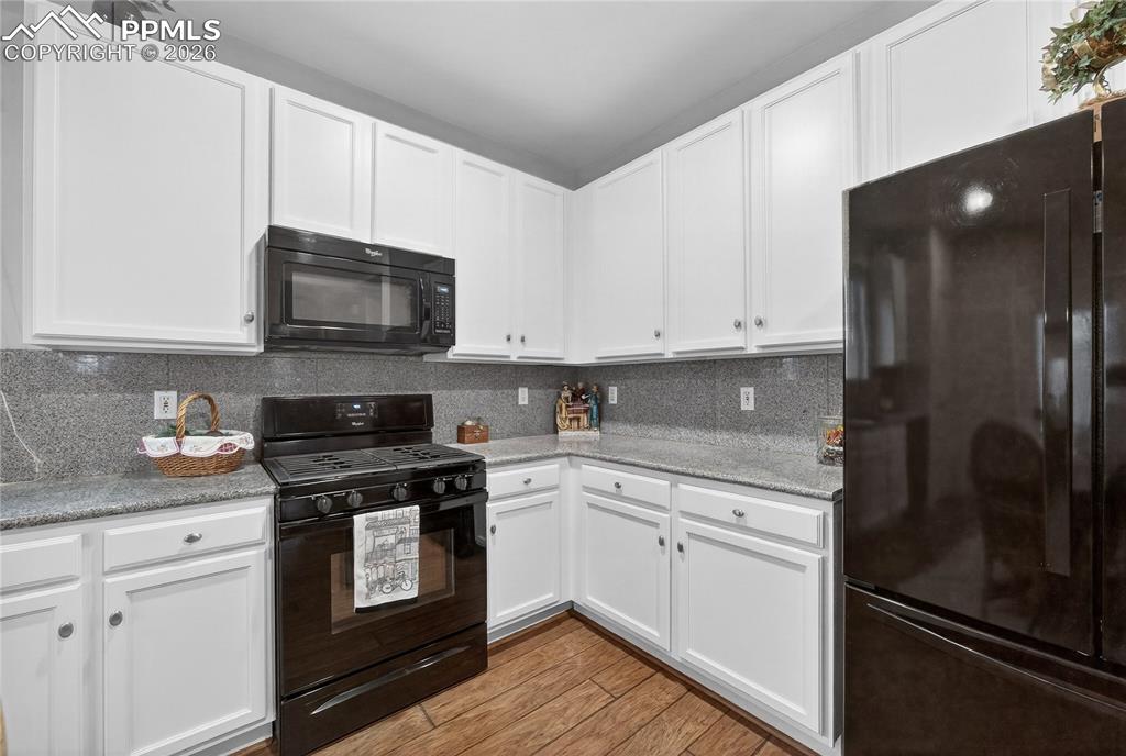 Image 27 of 43: Kitchen