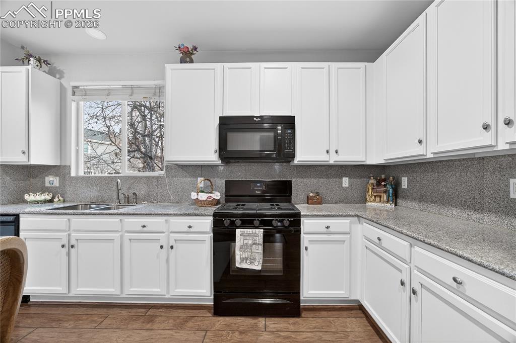 Image 28 of 43: Kitchen