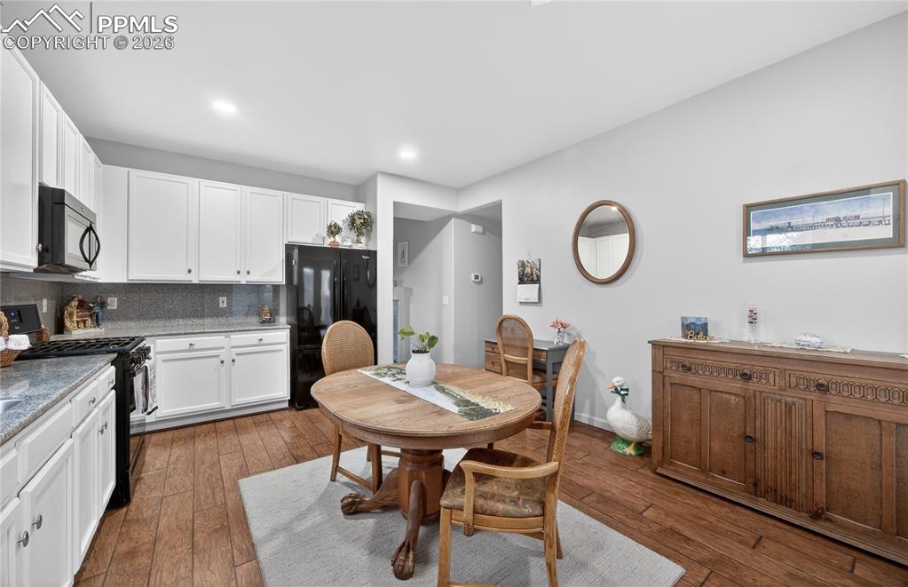 Image 29 of 43: Kitchen