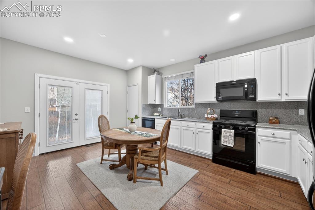 Image 30 of 43: Dining Area