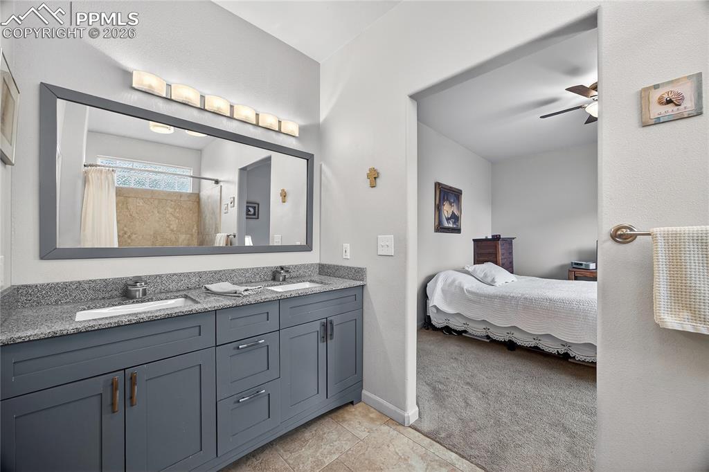 Image 35 of 43: Bathroom