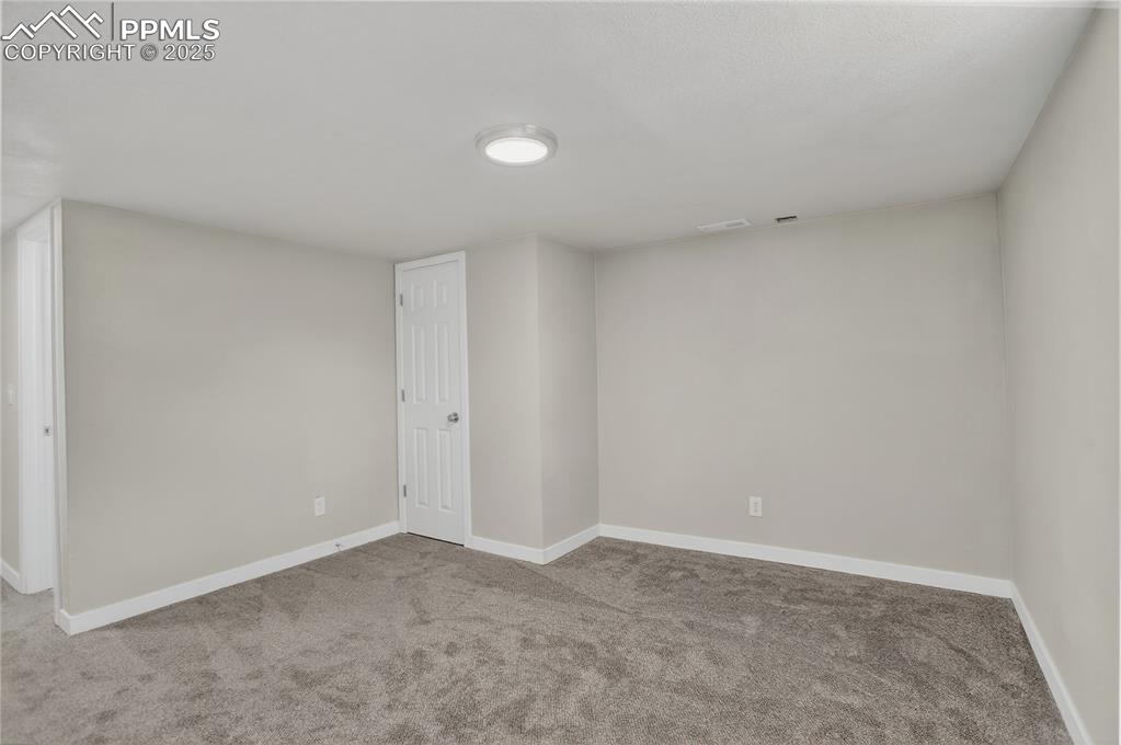 Image 14 of 21: Spacious family room
