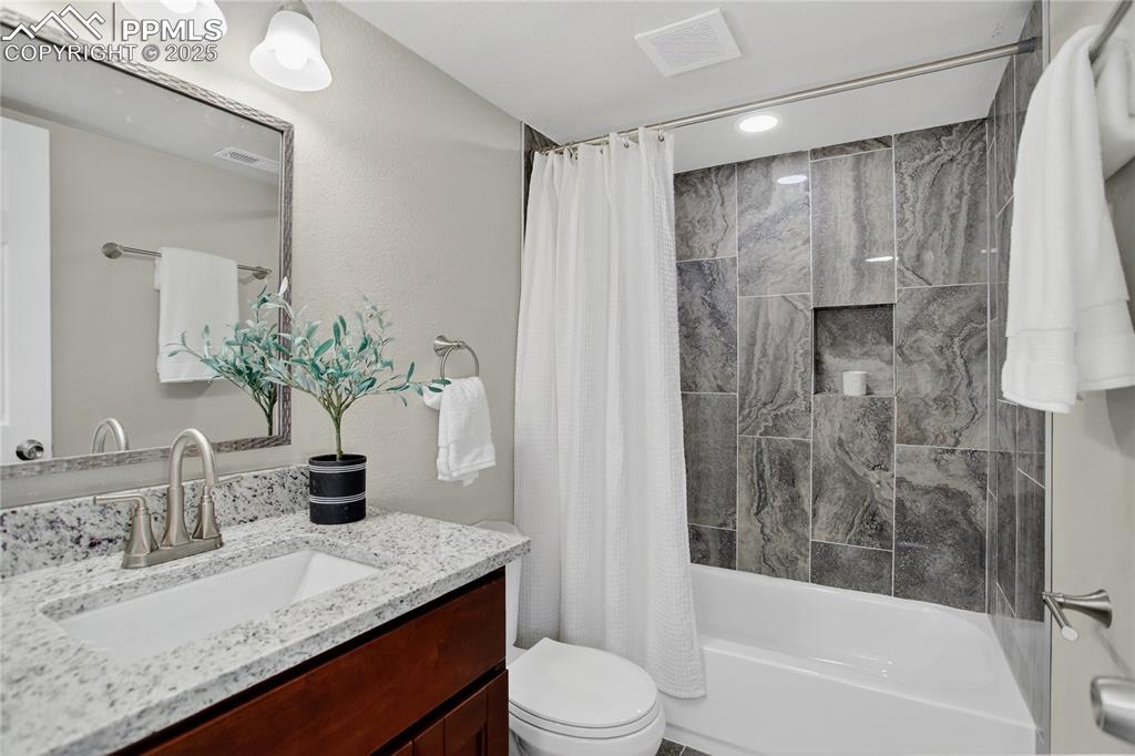 Image 16 of 21: Full bathroom - lower level