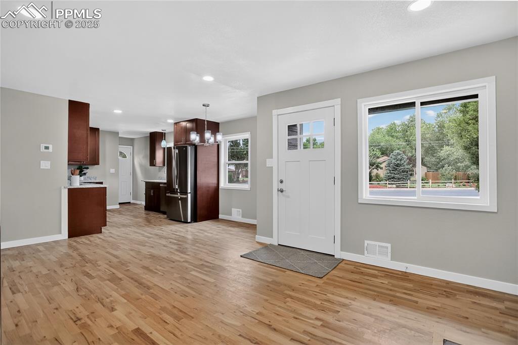 Image 2 of 21: Open layout living space