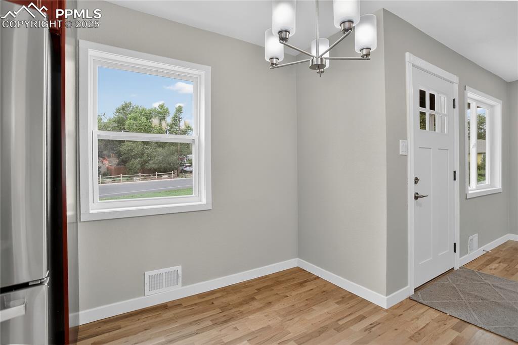 Image 5 of 21: Dining area