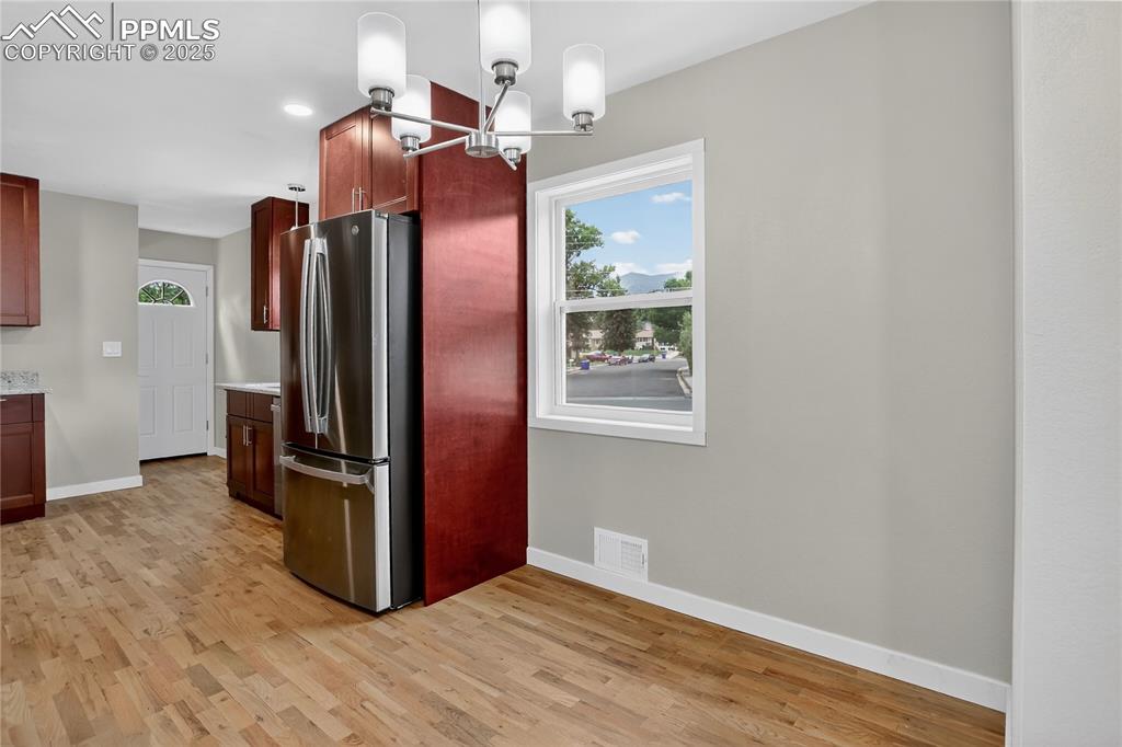 Image 6 of 21: Dining area