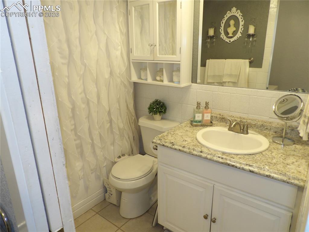 Image 10 of 17: Bathroom