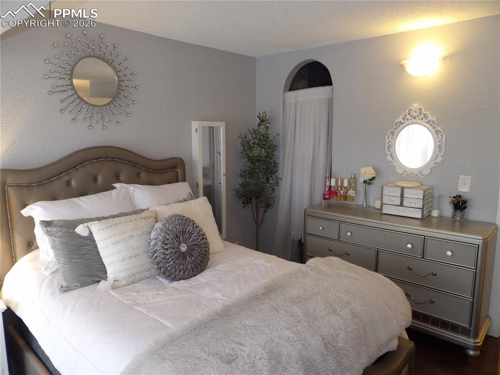 Image 12 of 17: Bedroom