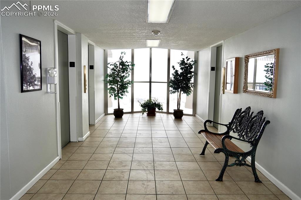 Image 14 of 17: Lobby