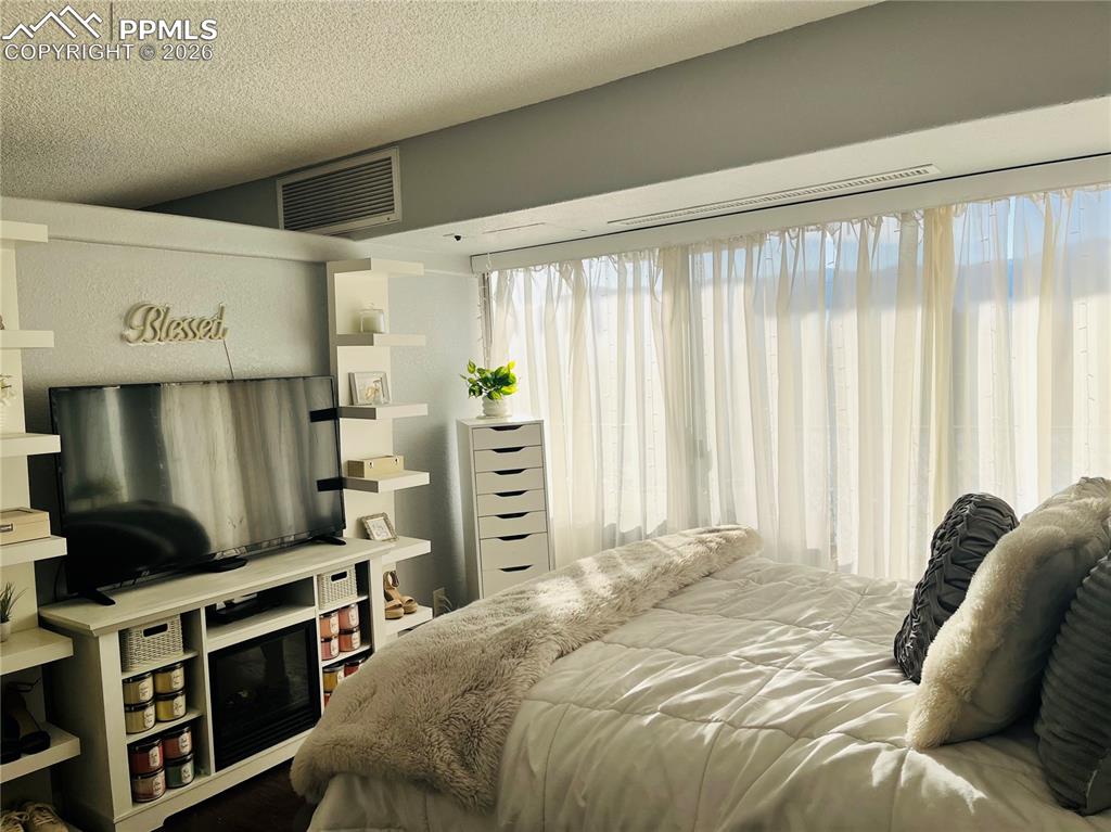 Image 16 of 17: Bedroom