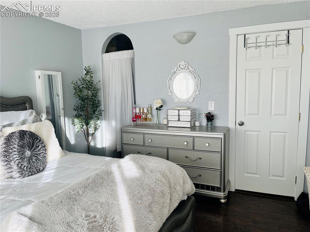 Image 17 of 17: Bedroom