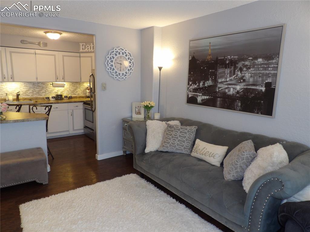 Image 5 of 17: Living Room