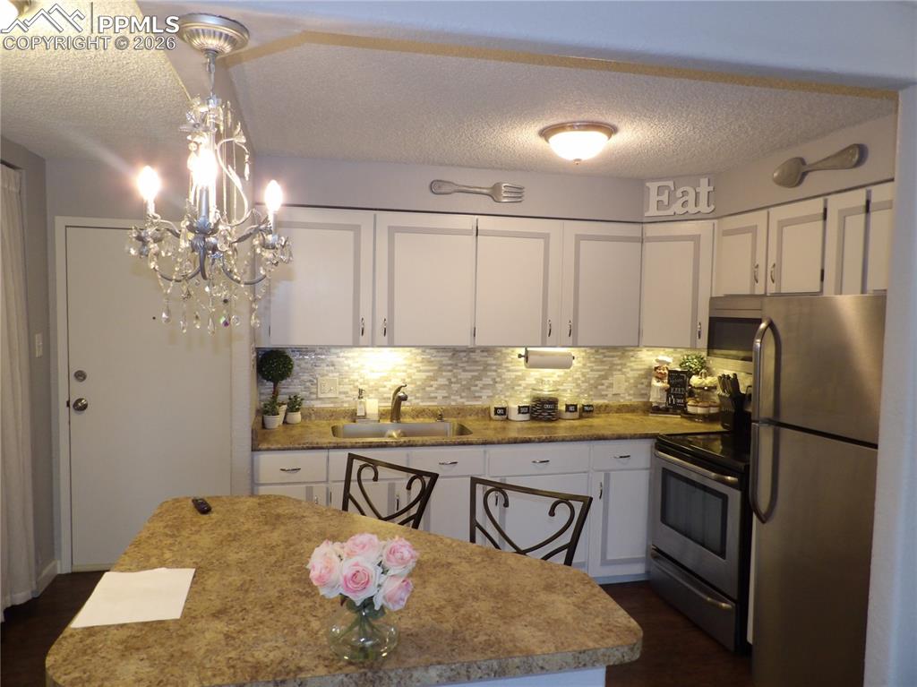 Image 6 of 17: Kitchen