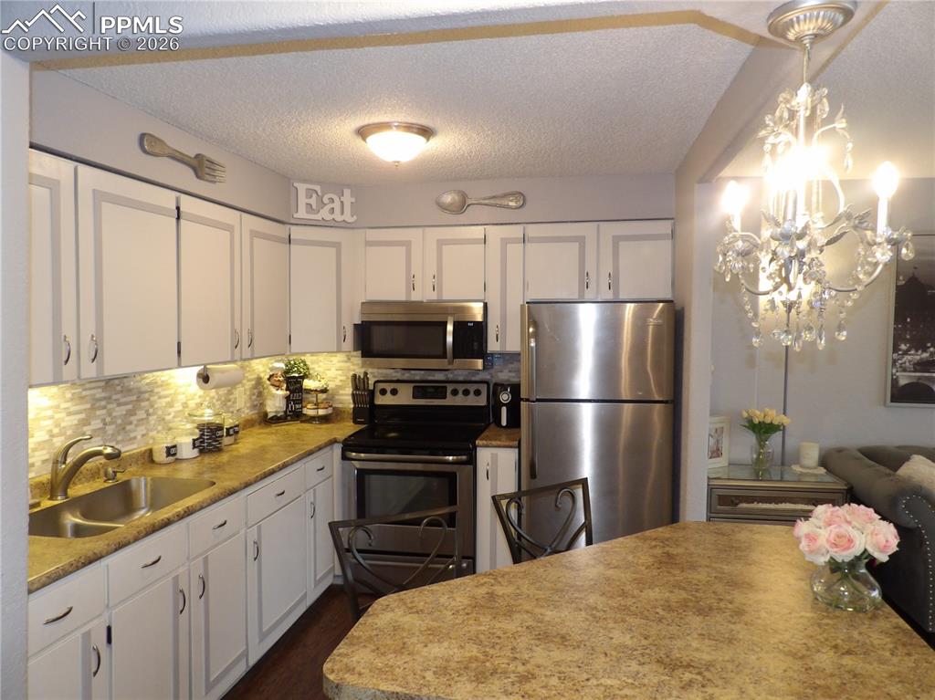 Image 7 of 17: Kitchen