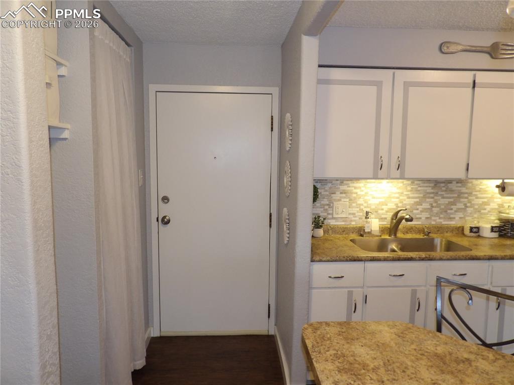 Image 8 of 17: Kitchen