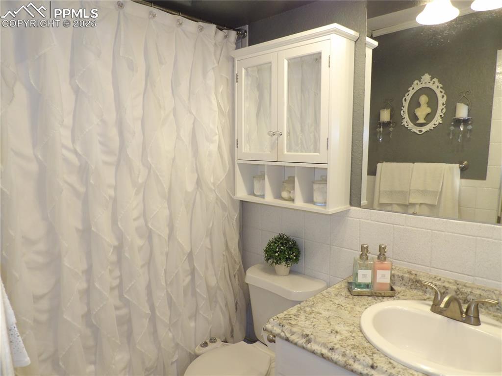 Image 9 of 17: Bathroom