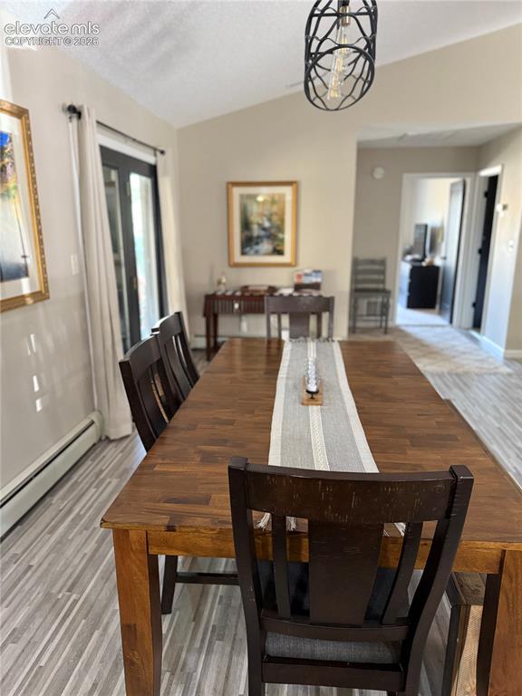 Image 34 of 35: Dining Area