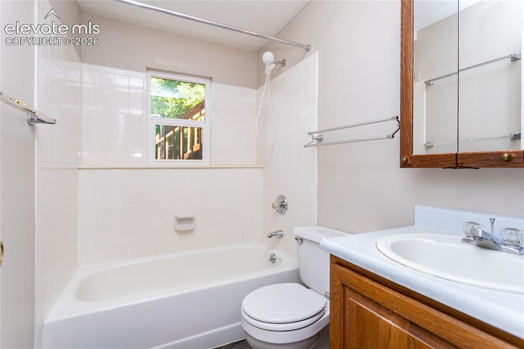 Image 21 of 27: Bathroom
