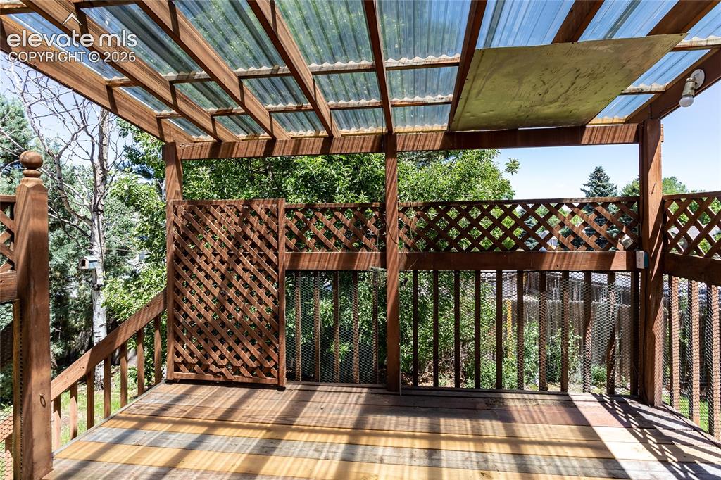 Image 26 of 27: Deck