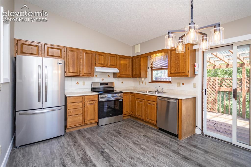 Image 4 of 27: Kitchen