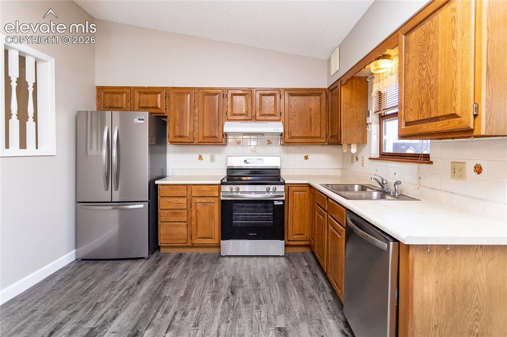Image 5 of 27: Kitchen