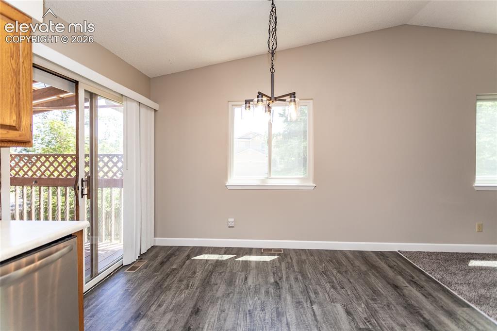Image 7 of 27: Dining Area