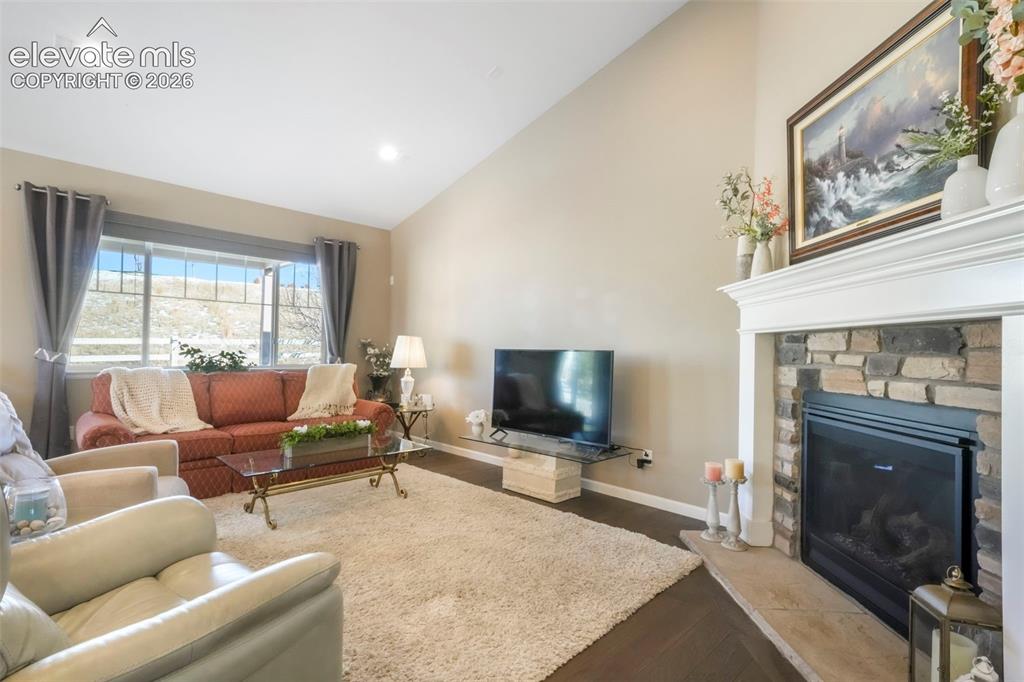 Image 18 of 50: Living Room