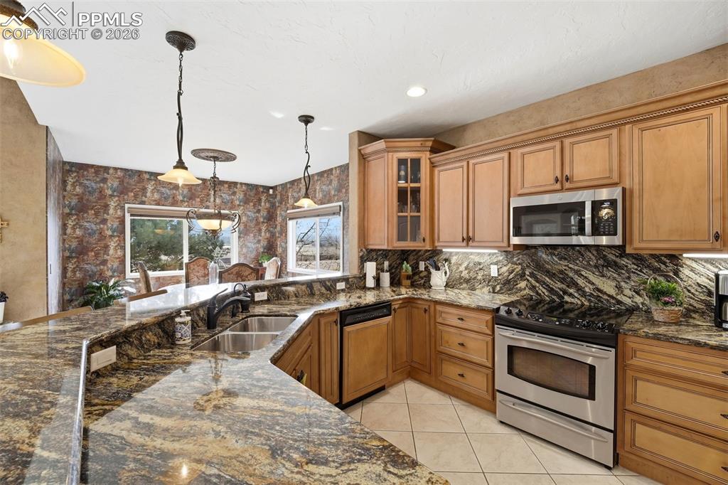 Image 12 of 50: Kitchen