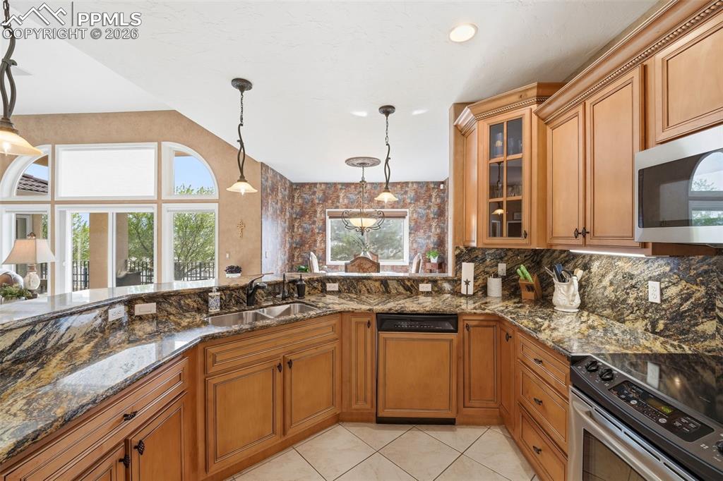 Image 13 of 50: Kitchen