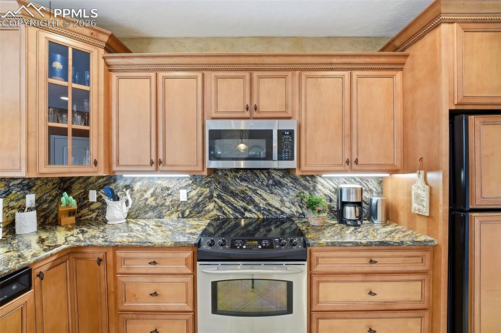 Image 14 of 50: Kitchen