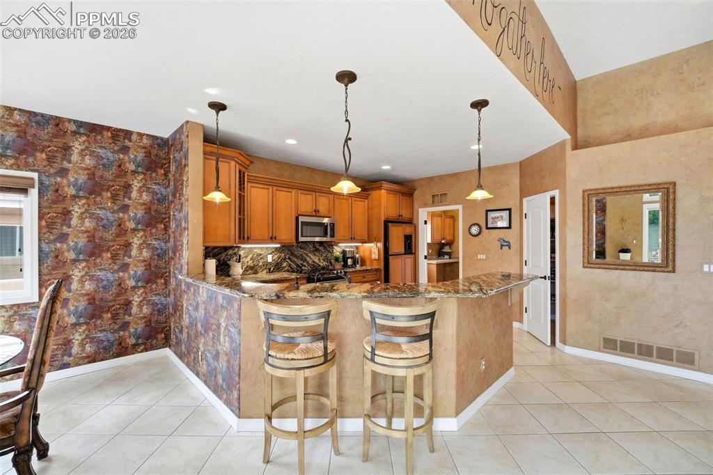 Image 15 of 50: Kitchen