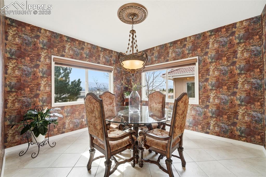 Image 16 of 50: Dining Area