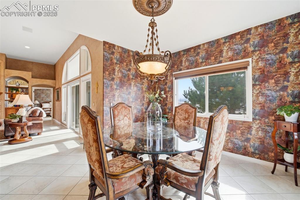 Image 17 of 50: Dining Area