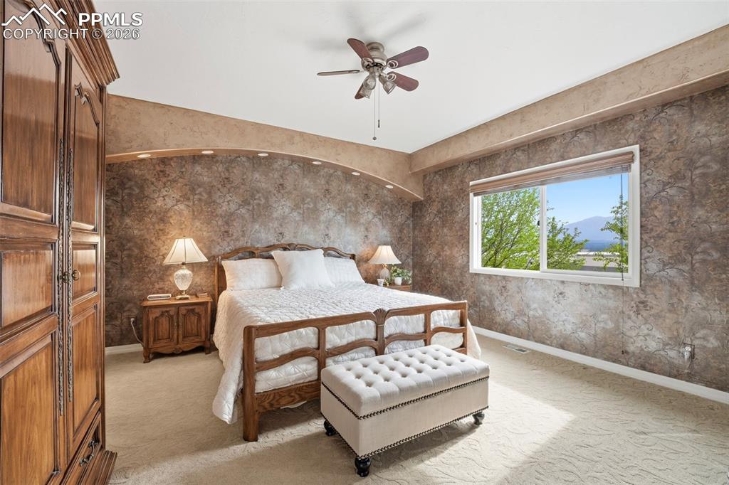 Image 18 of 50: Bedroom