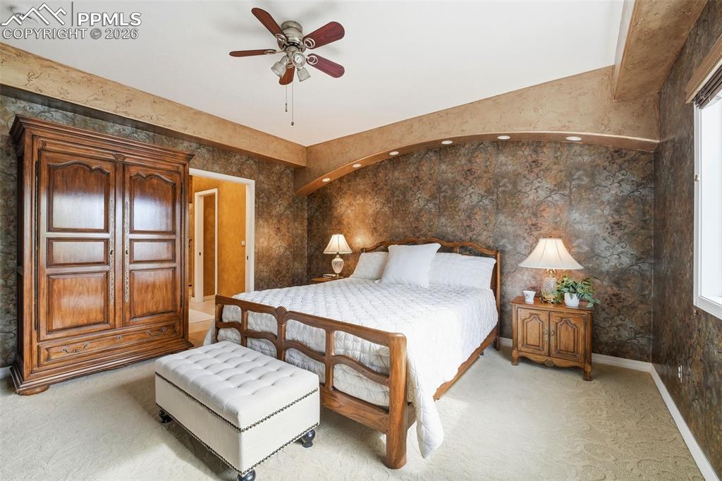 Image 19 of 50: Bedroom