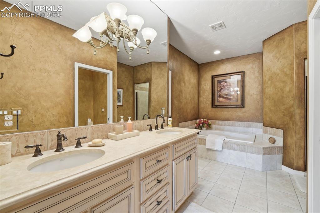 Image 20 of 50: Bathroom