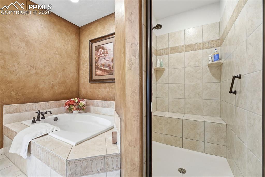 Image 21 of 50: Bathroom