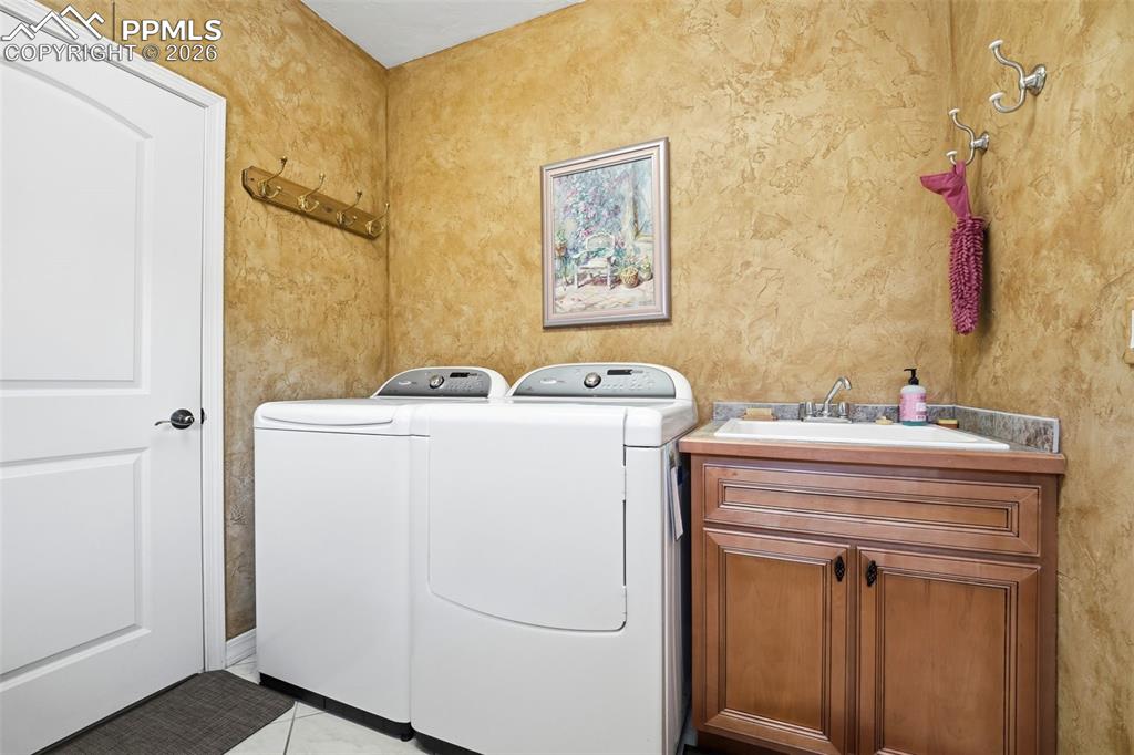 Image 24 of 50: Laundry