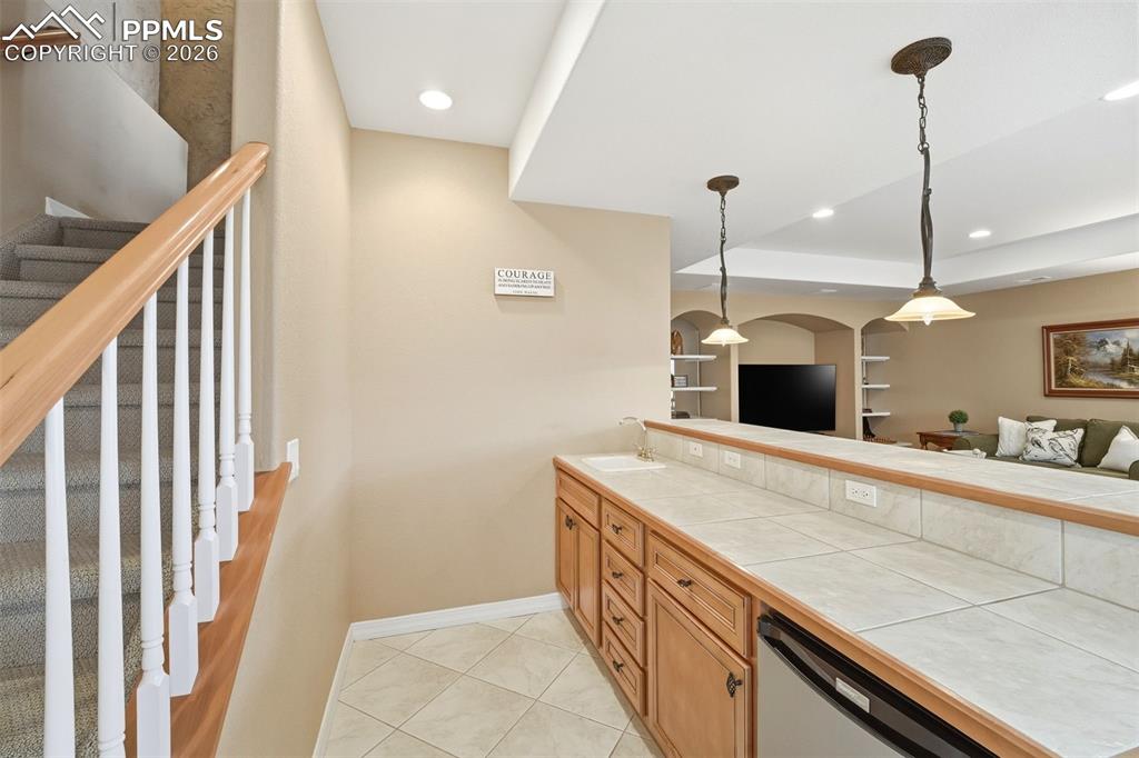 Image 25 of 50: Kitchen