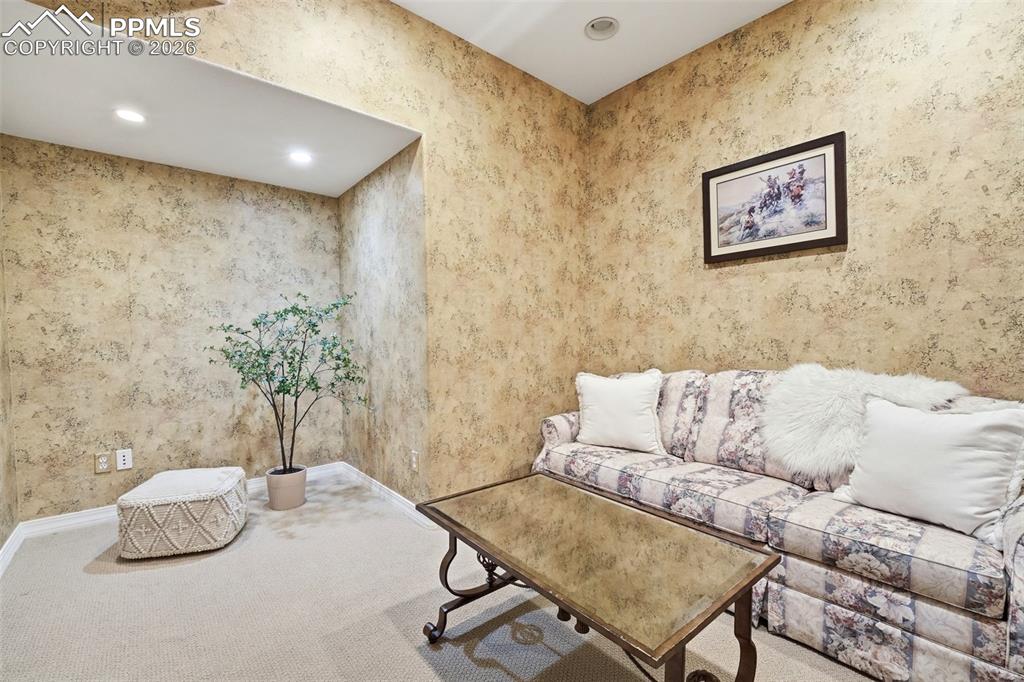 Image 36 of 50: Living Room