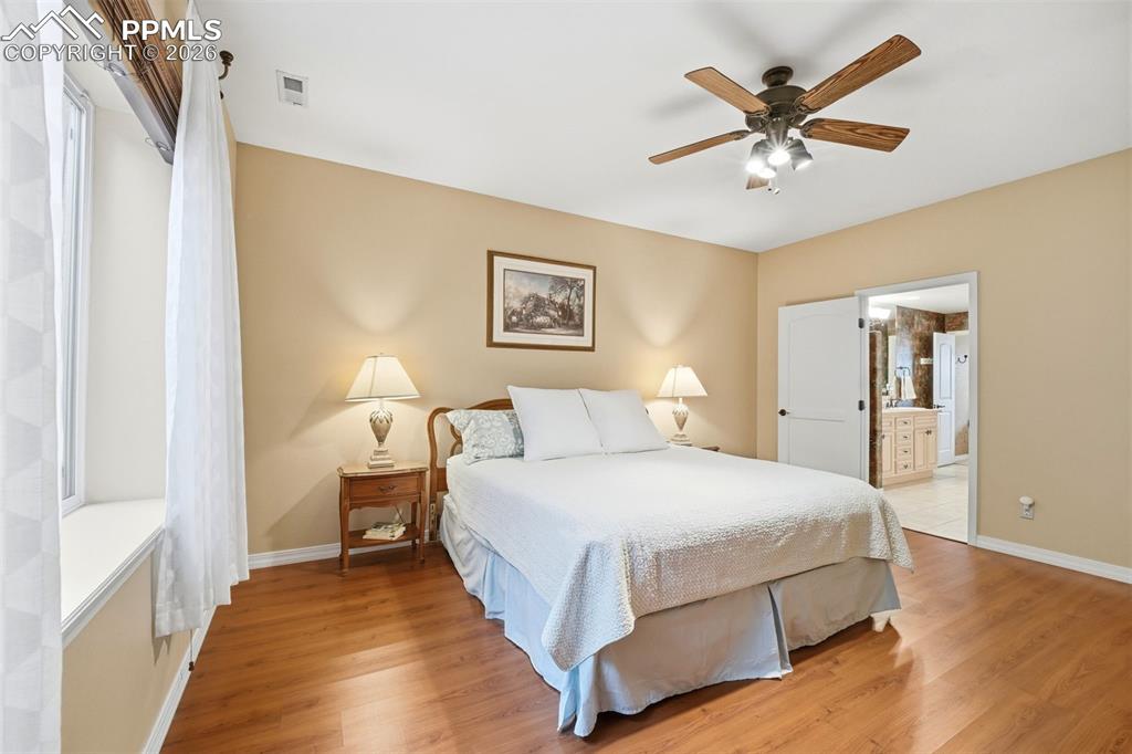 Image 39 of 50: Bedroom