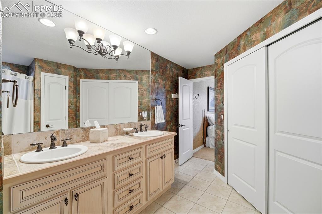 Image 41 of 50: Bathroom