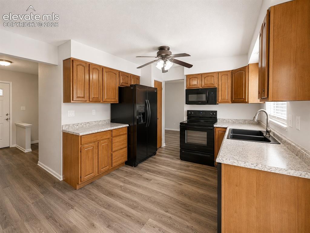 Image 11 of 49: Kitchen
