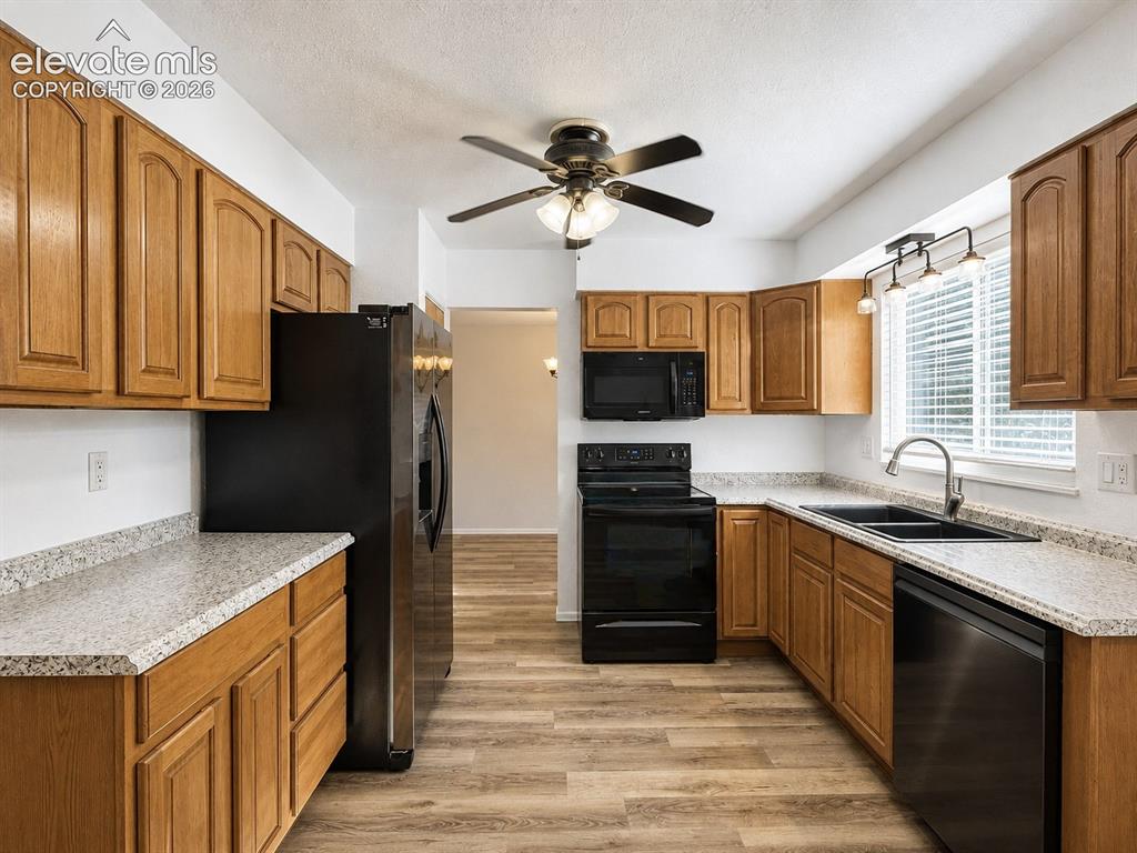 Image 13 of 49: Kitchen