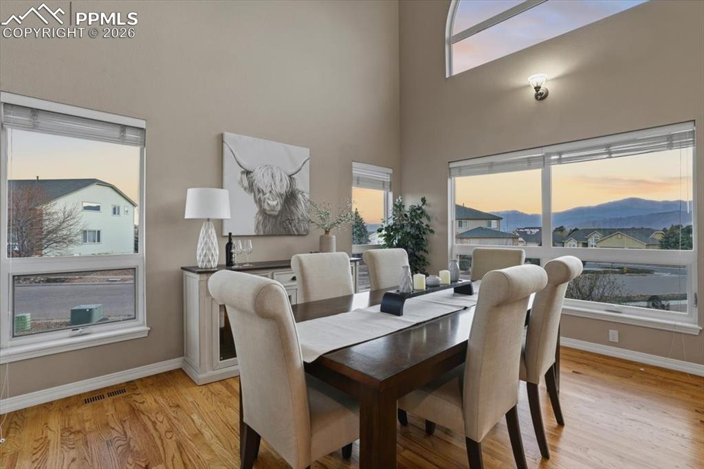 Image 11 of 50: Dining Area