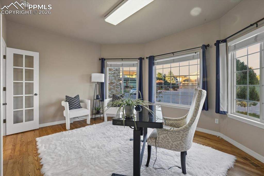 Image 16 of 50: Office