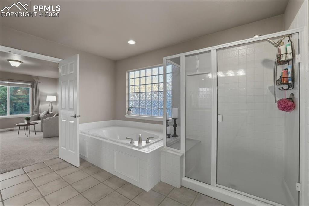 Image 21 of 50: Bathroom